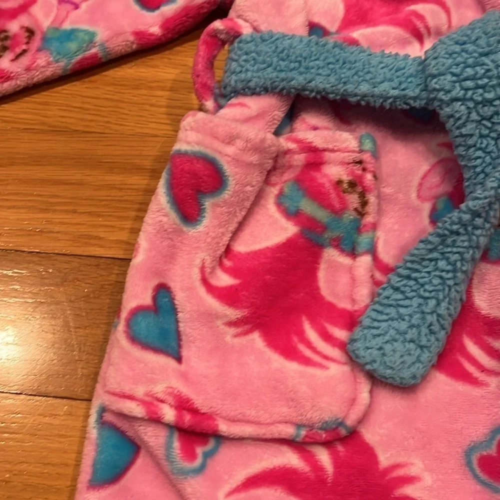 Dream works trolls girls bath robe size 10.